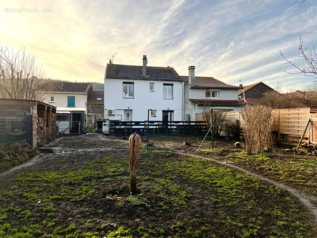 Maison à SAINT-GENES-CHAMPANELLE
