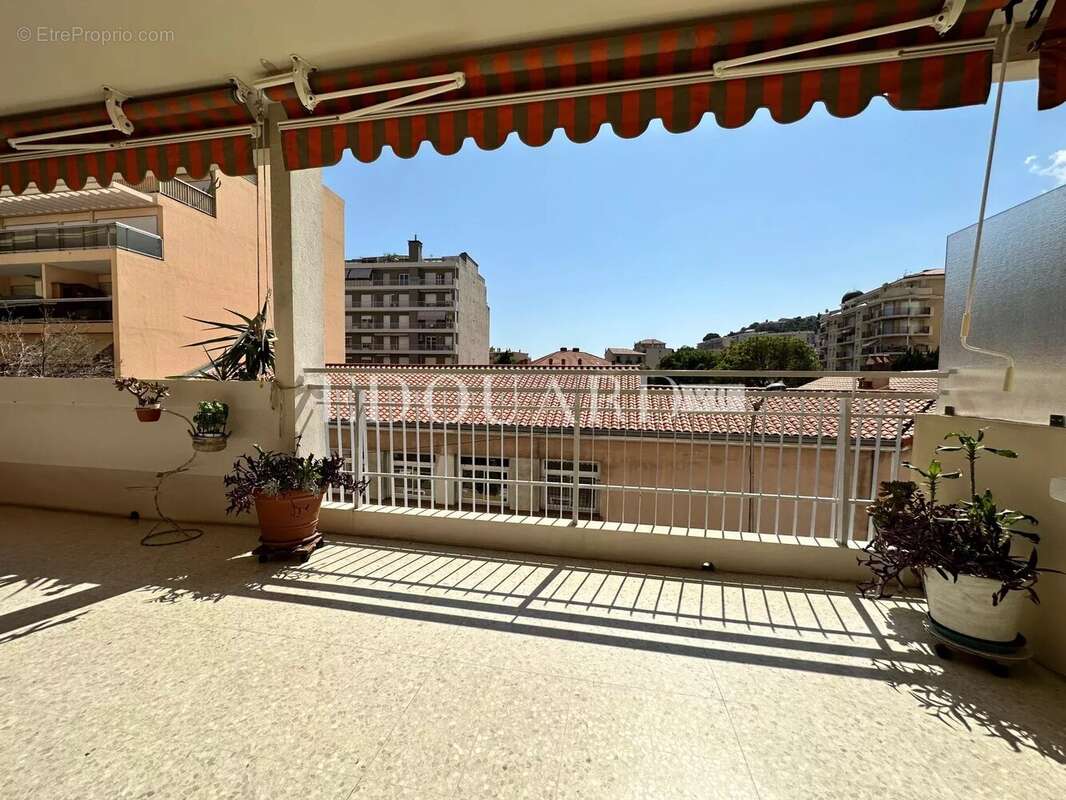 Spacieux deux pièces en excellent état avec splendide terrasse, cave et grand parking en sous-sol - photo 5