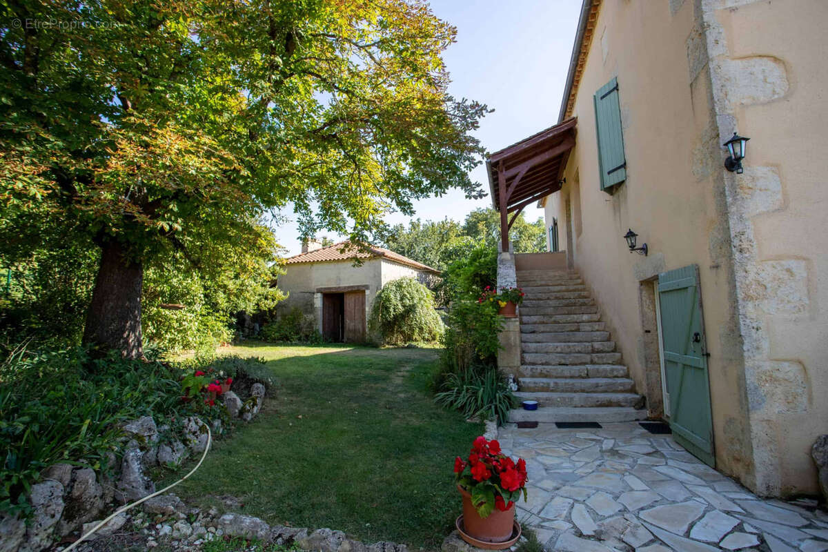 Smallholding in a beautiful location - photo 9