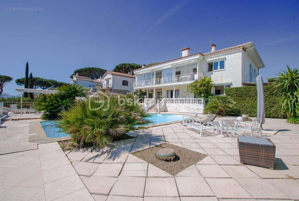 Vue mer panoramique – 320 m² – Maison, appartement et 3 studios indépendants – Piscine - photo 17