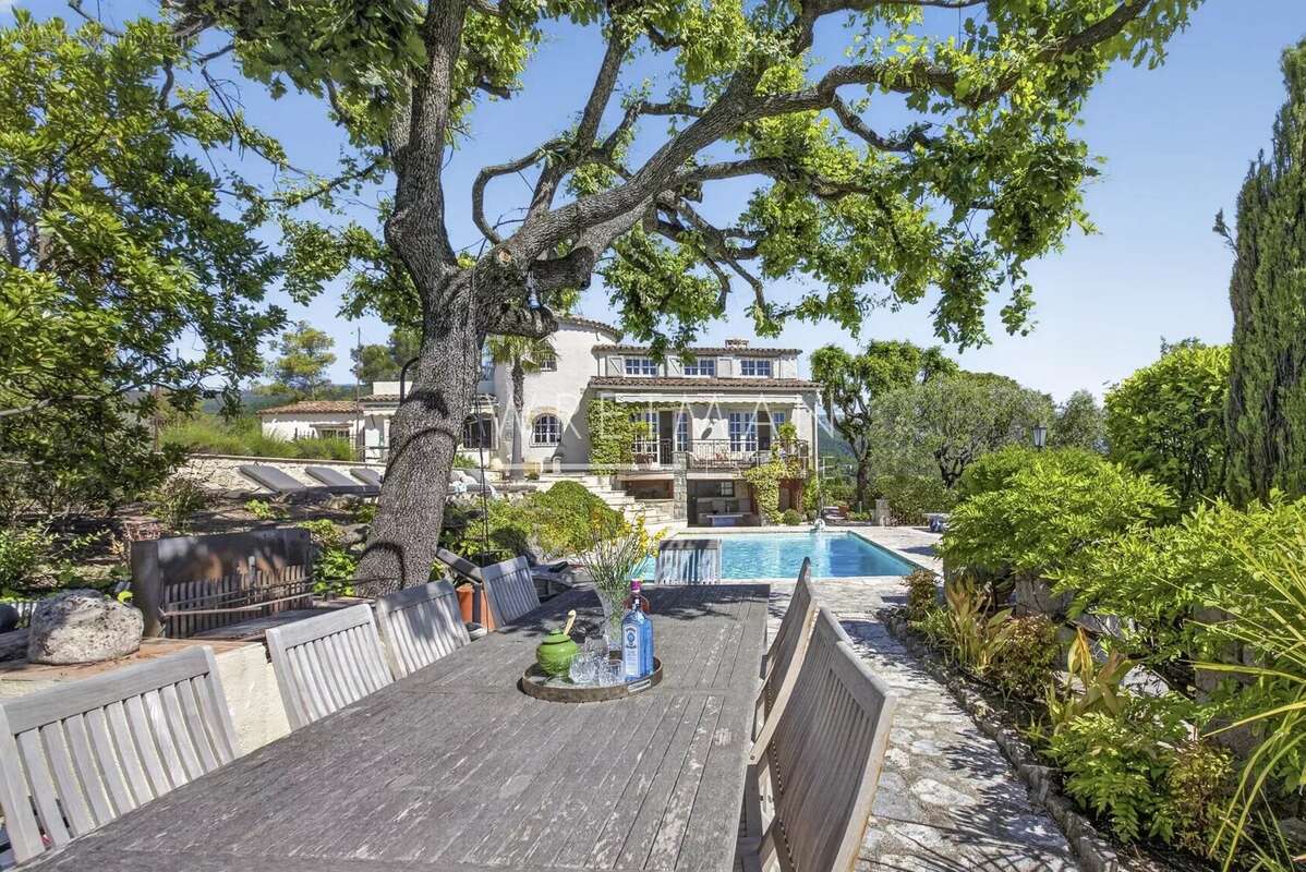 Maison à CHATEAUNEUF-GRASSE