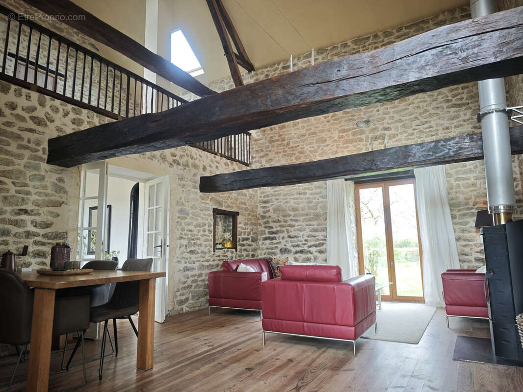 Propriété avec deux maisons et un gîte sur 7000m2 de jardin - photo 5