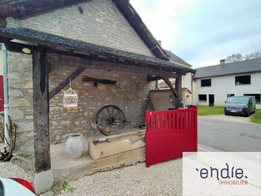 Maison à AVOT