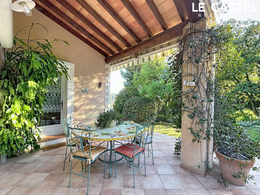 Maison à CEYRESTE