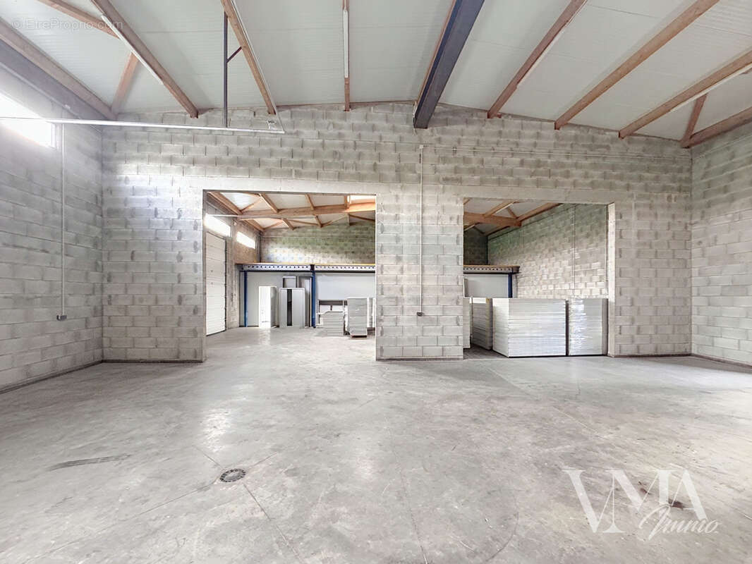 Local d'activité récent 347 m2 - Panissières (42) - 530 000 € - photo 8