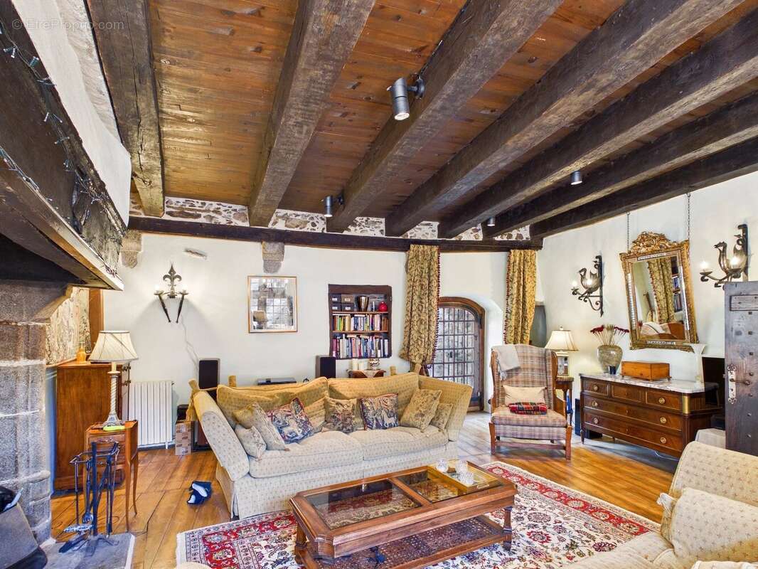 Maison à SEGUR-LE-CHATEAU