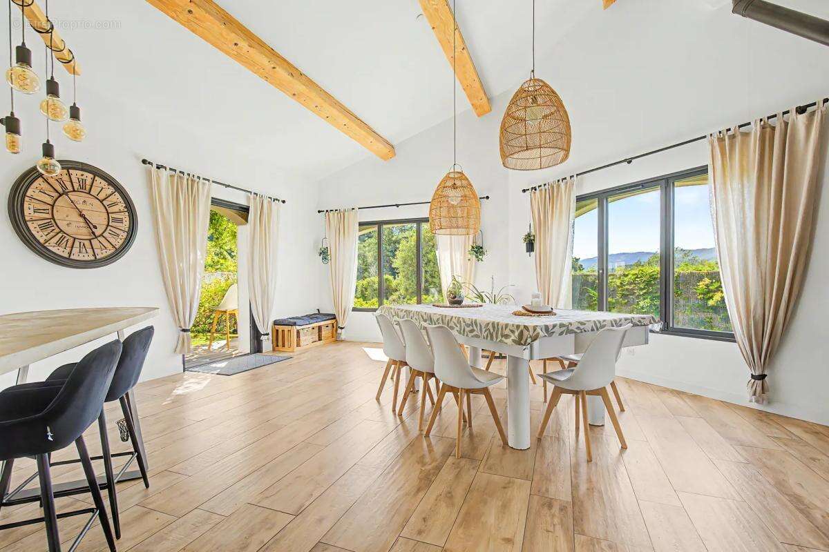 Superbe bastide de 217 m² avec piscine à Grambois - photo 5