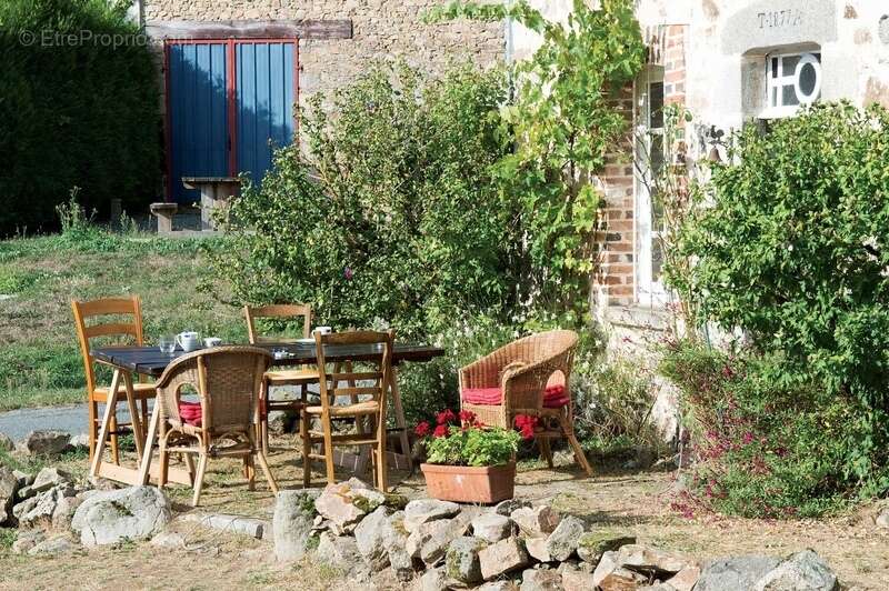 Dpt Creuse (23), à vendre  à Fleurat  maison de 4 pièces de 78 m2 - Grange attenante et terrain de 1289 m2 - photo 4