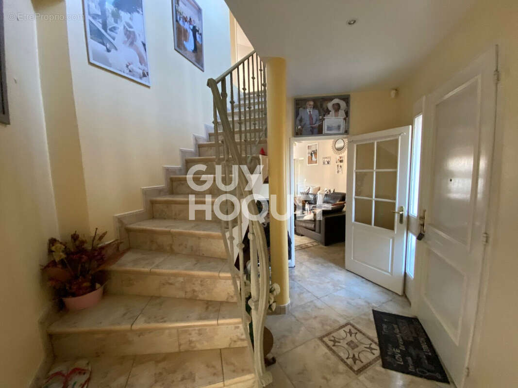 Maison à VENEUX-LES-SABLONS