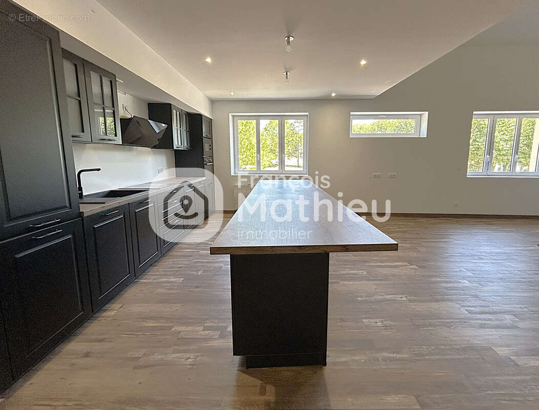 Châtillon-sur-Chalaronne - Appartement de standing T6 d'environ 196m2 (245m2 au sol) en plein centre. - photo 7
