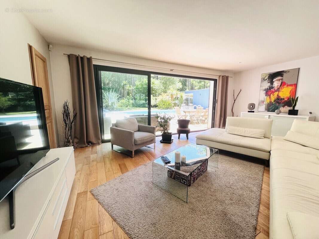 Maison 240 m² à Cestas  - photo 2