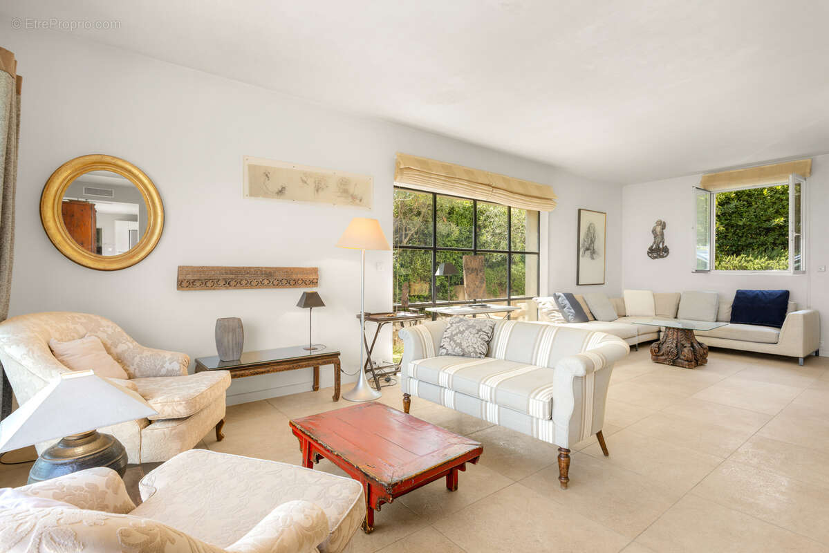 TOURRETTES-SUR-LOUP — Villa d'exception avec vue mer panoramique - photo 8