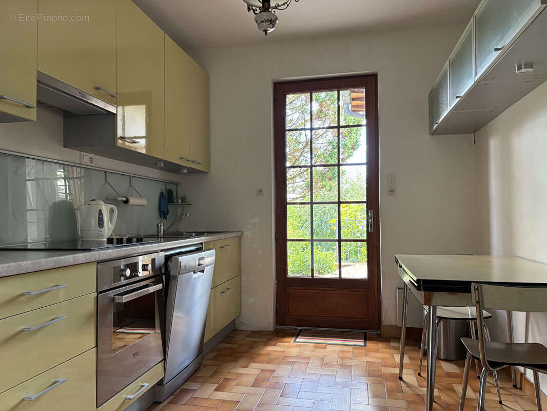 Maison proche de toutes commodités, 8 pièces, 6 chambres, 185 m² sur 2913 m² de terrain - photo 6