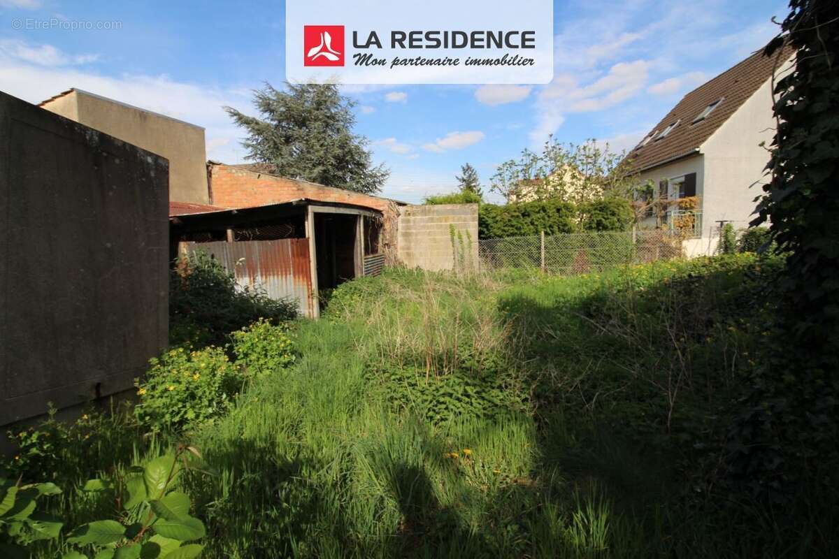 Terrain à LES MUREAUX