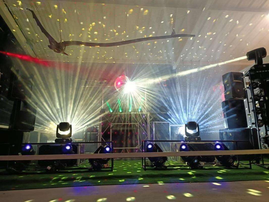 Commerce à CASTELNAU-MONTRATIER