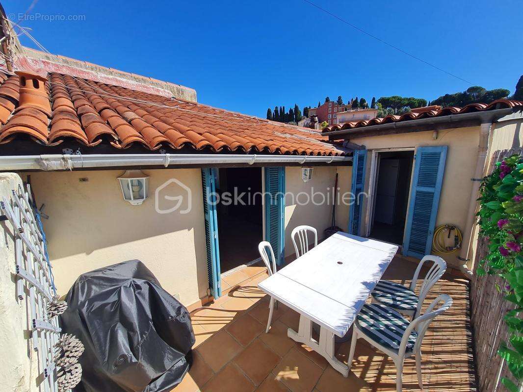 Dernier étage avec terrasse au cœur du Vieux-Nice – Fort potentiel - photo 3