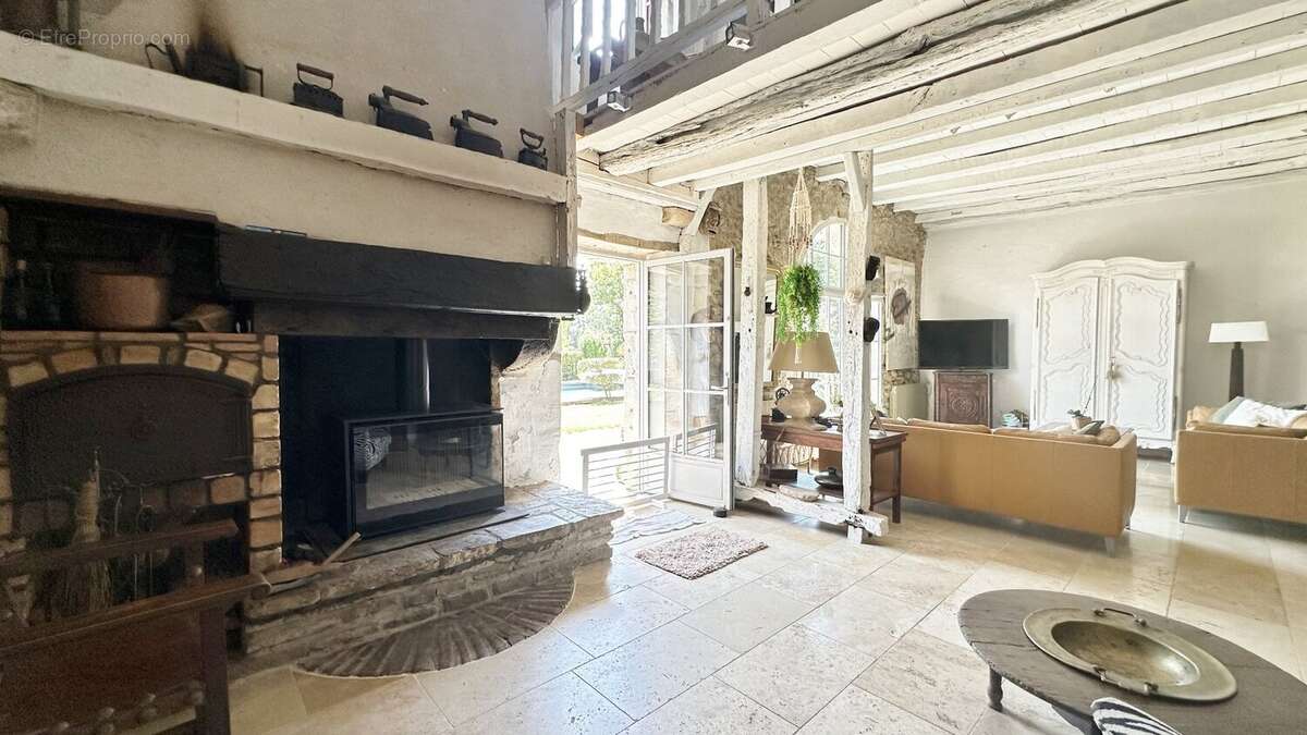 Superbe maison de caractere du 18ème de type t7 de 275 m2 + exceptionnelle dependance de 117 m2 comprenant veranda, open space,  - photo 6