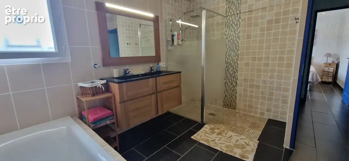 À vendre, belle maison 4 faces située sur un terrain de 670 m2, offrant un cadre de vie agréable et de belles - photo 10