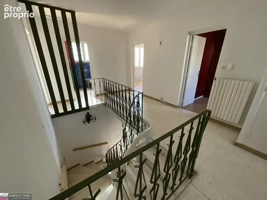 Cadre verdoyant et calme pour cette maison traditionnelle T6 de 141 m², en 3 faces, sur un terrain clos, arboré, piscinable et i - photo 17
