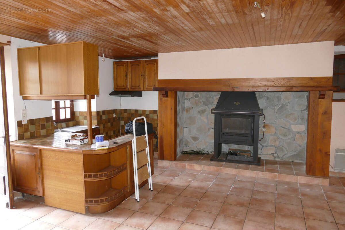 Maison en pierre avec petit jardin proche commerces et services (Puycapel-Calvinet, 15) - photo 7