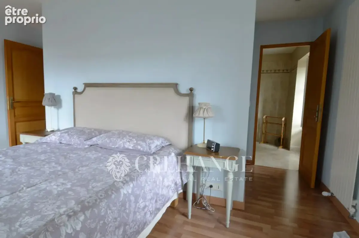 Maison de 200m² - 6 pièces - Dépendances - photo 11