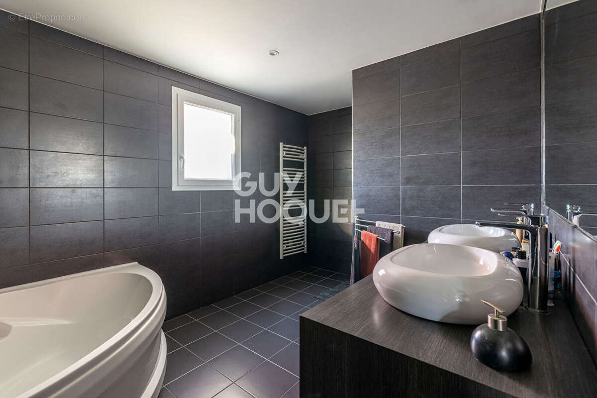 Maison Le Cendre 156 m2 - 4 chambres - Piscine - photo 13