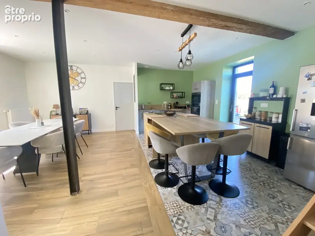 Maison familiale avec piscine à Saint-André-le-Puy — 226 m2 sur 930 m2 clos et arboré - photo 7