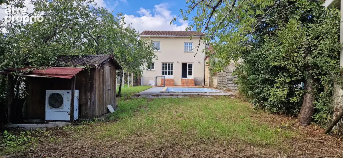 maison avec grand garage piscine et jardin en plein bourg - photo 4