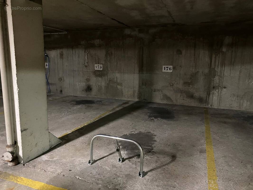Parking à NEUILLY-SUR-SEINE