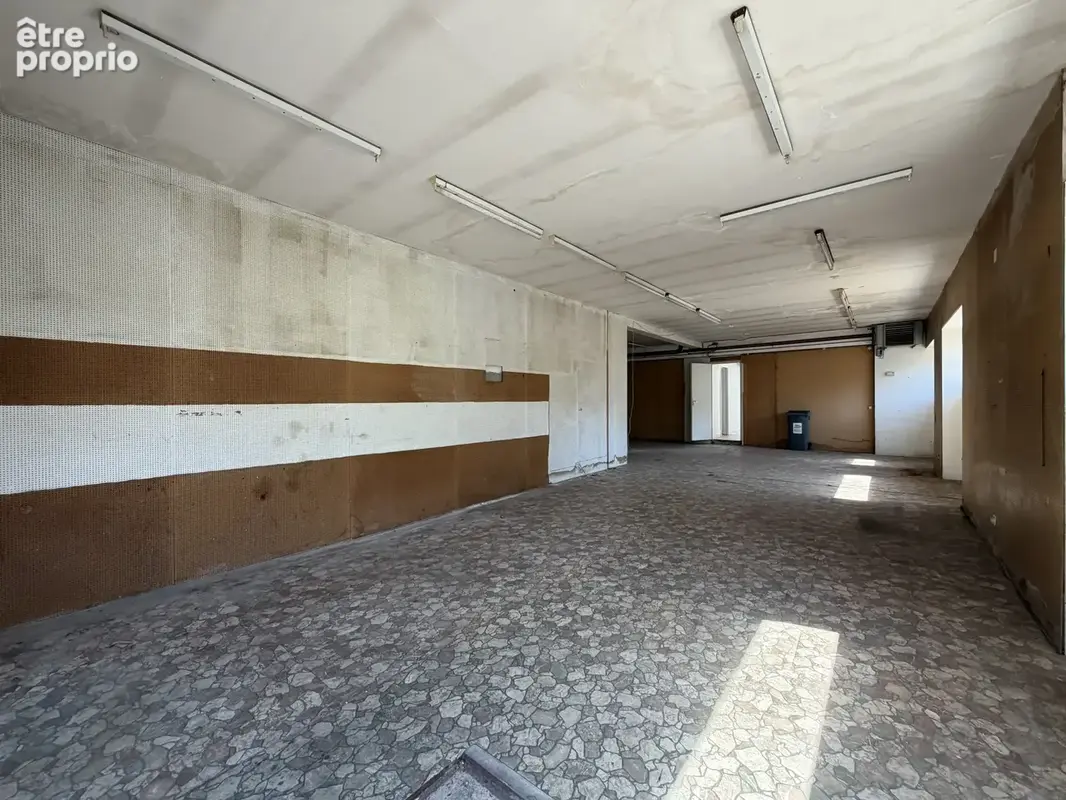 AIZENAY plein centre-ville, local commercial + appartement loué - photo 11