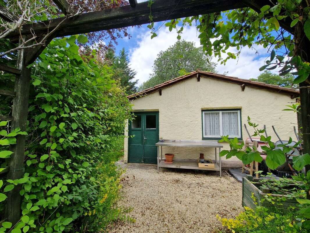 Maison 4 chambres, dépendance, piscine et jardin proche du village. - photo 7