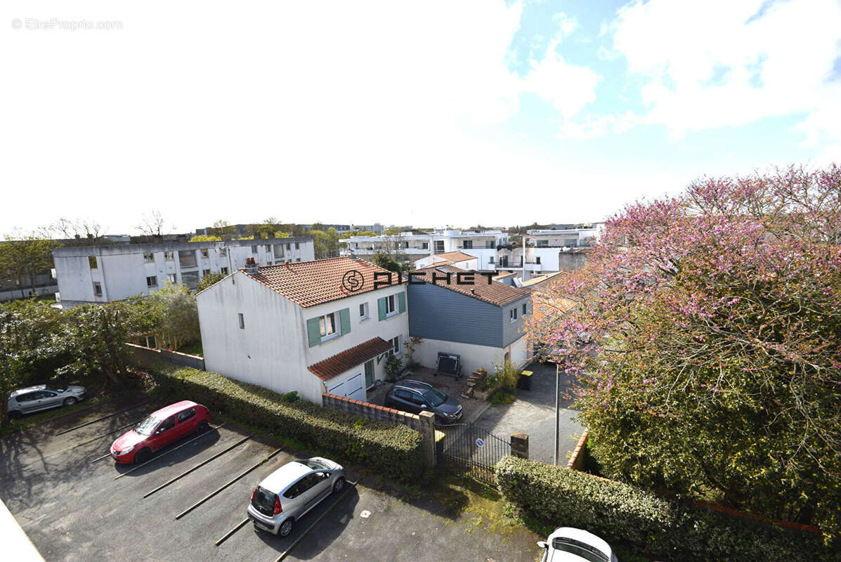 LA ROCHELLE Appartement T1 Bis avec ascenseur balcon parking et cave. - photo 6