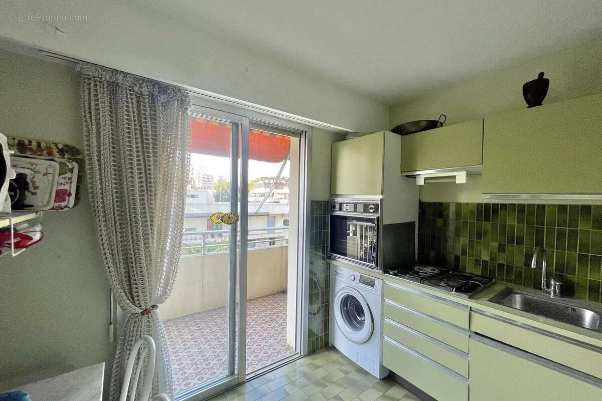 Appartement à SAINT-LAURENT-DU-VAR