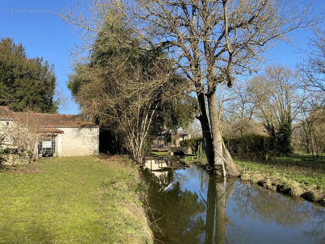 Maison à BARBEZIEUX-SAINT-HILAIRE