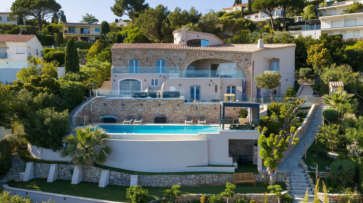 Maison à ROQUEBRUNE-SUR-ARGENS