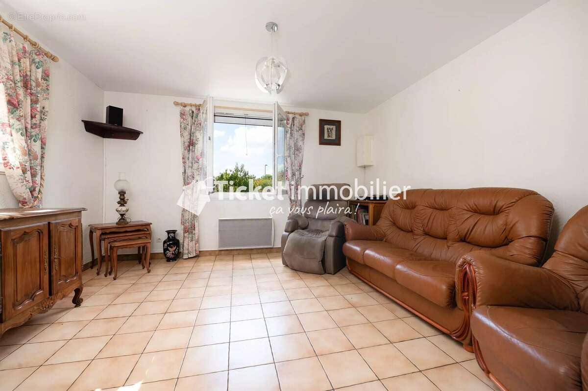 Maison t5 de 160m2, annexe t3 de 60m2, terrain de 3533m2, piscine au sel, climatisation etc ... - photo 18