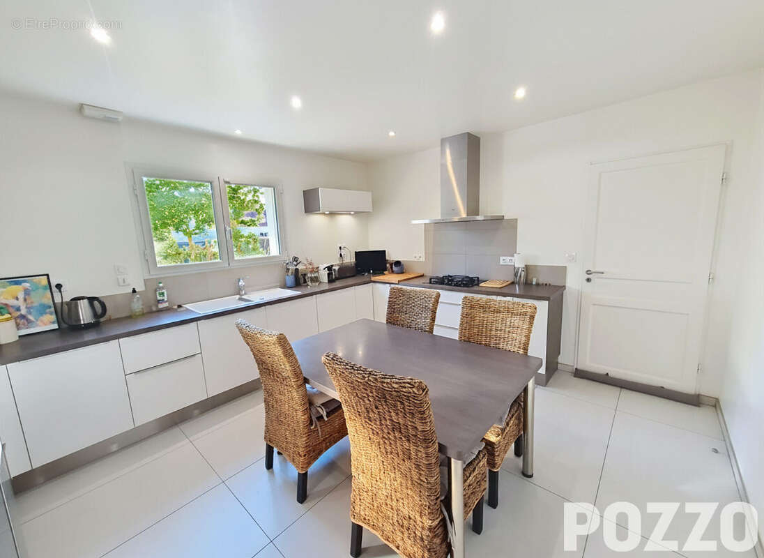 A vendre Belle  Maison  récente  de 8 pp située à Biéville Beuville 14112 - photo 5