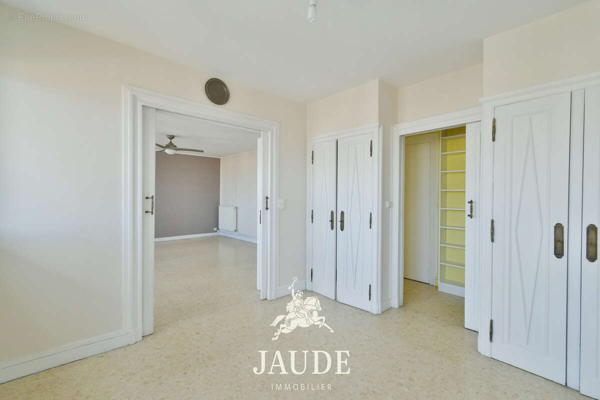 F4 de 86,57 m2 DERNIER ÉTAGE avec balcons cave, parking et vues panoramiques   24 boulevard Fleury, Clermont- - photo 3