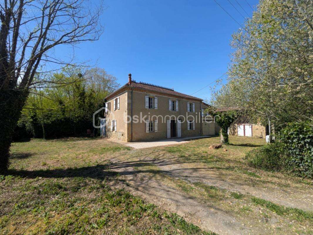 Maison ancienne en partie rénovée – 150 m² – Dépendances – Fort potentiel - photo 16