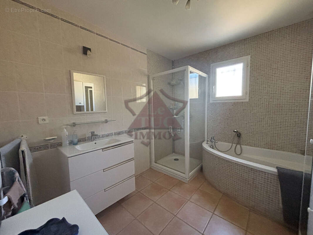 Maison à SAINT-JEAN-DE-MARUEJOLS-ET-AVEJAN