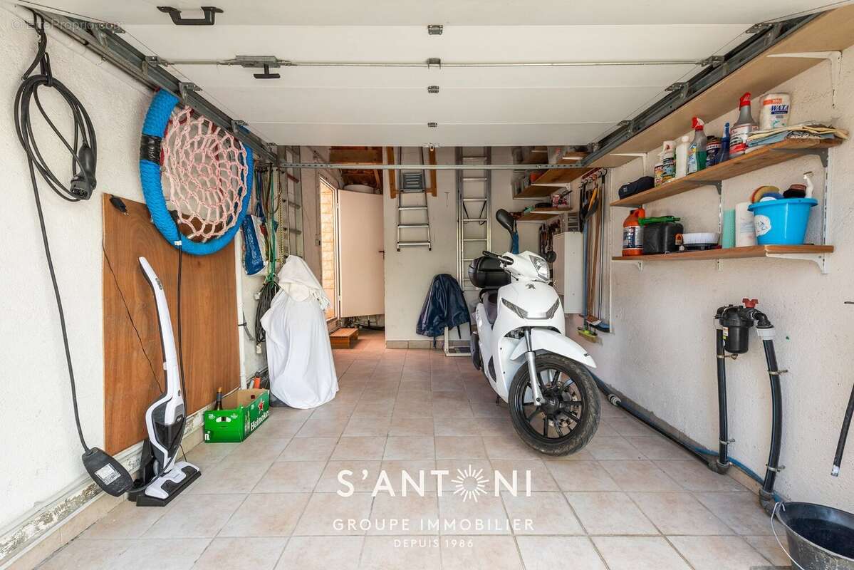 MEZE - Maison de plain pied sur un grand terrain avec piscine - photo 11
