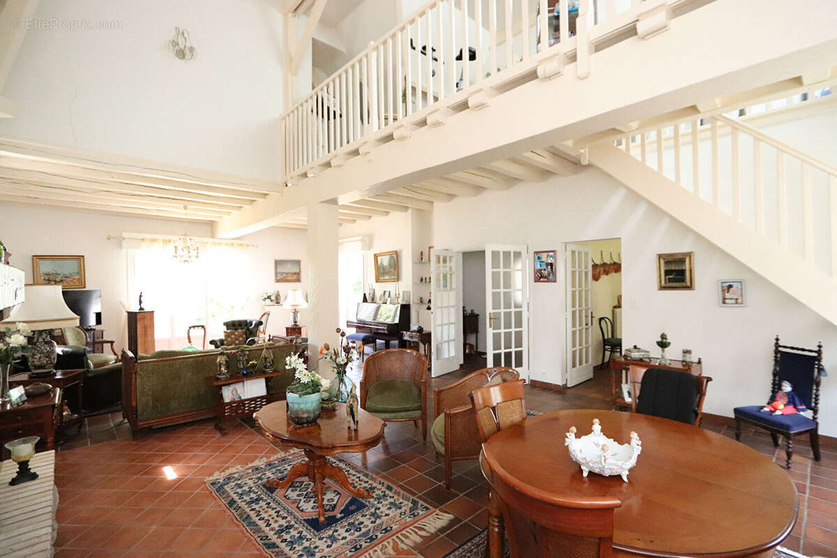 Vaste propriété de 225m² habitables sur terrain de 1919 m² arboré et paysagé - 5 chambres - photo 2