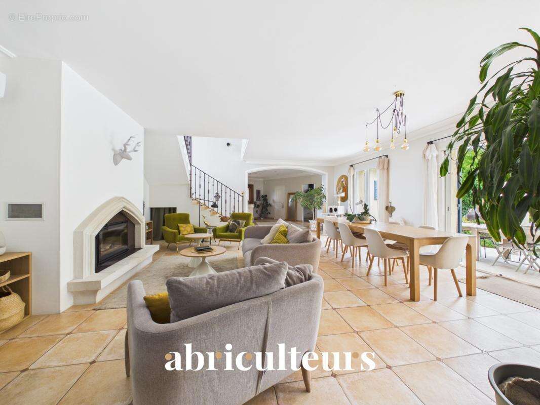 Prestigieuse maison T8 de 233m² sur un terrain de 6700m² avec piscine à Rognes 13840 - photo 10
