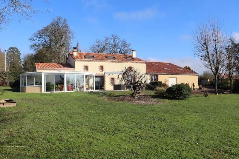 Dpt Maine et Loire (49), à vendre proche  de Cholet, maison de caractère avec 6 chambres sur 3750 m² de terrain + dépendance - photo 4