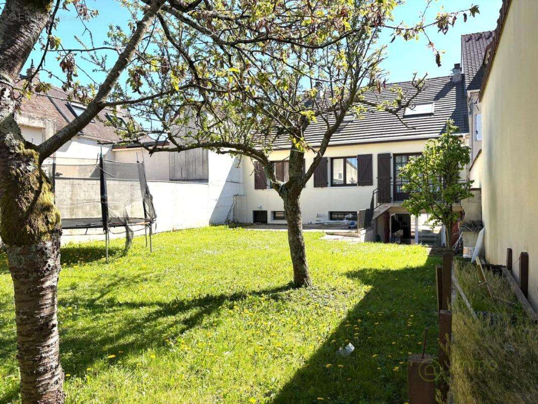 Maison 258 m² à Roissy-En-Brie  - photo 2
