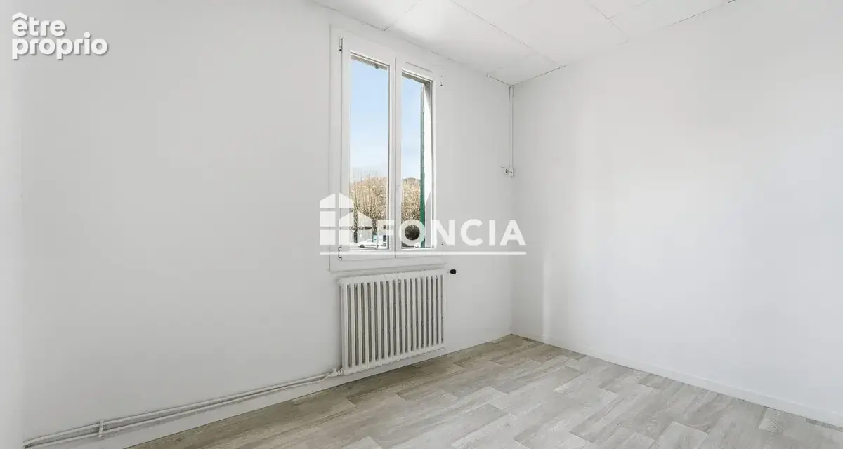 À VENDRE  À MANDELIEU – Grande maison familiale sur 3 niveaux – Environ 300 m² – Jardin  et Parking en centre-ville de Mandelieu - photo 12