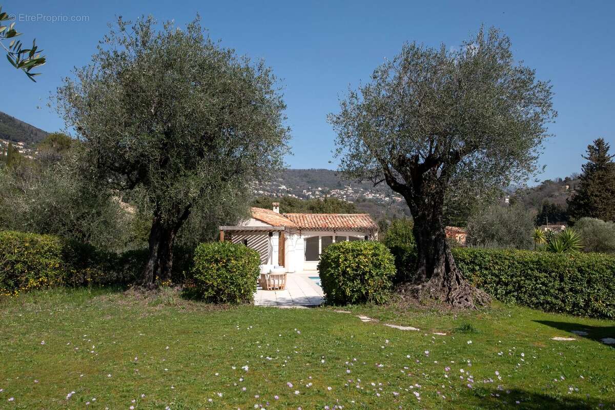 Maison à CHATEAUNEUF-GRASSE