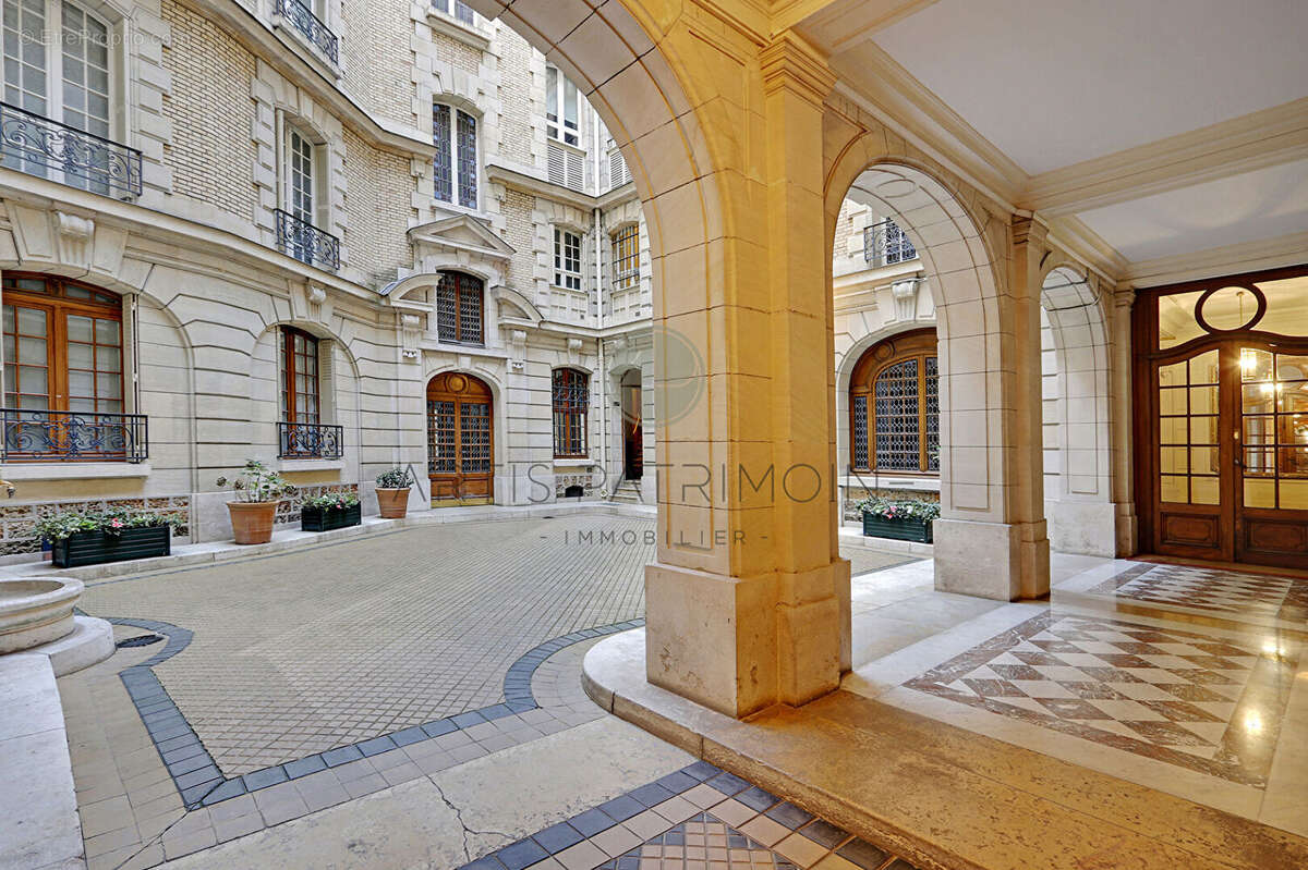 Appartement à PARIS-16E