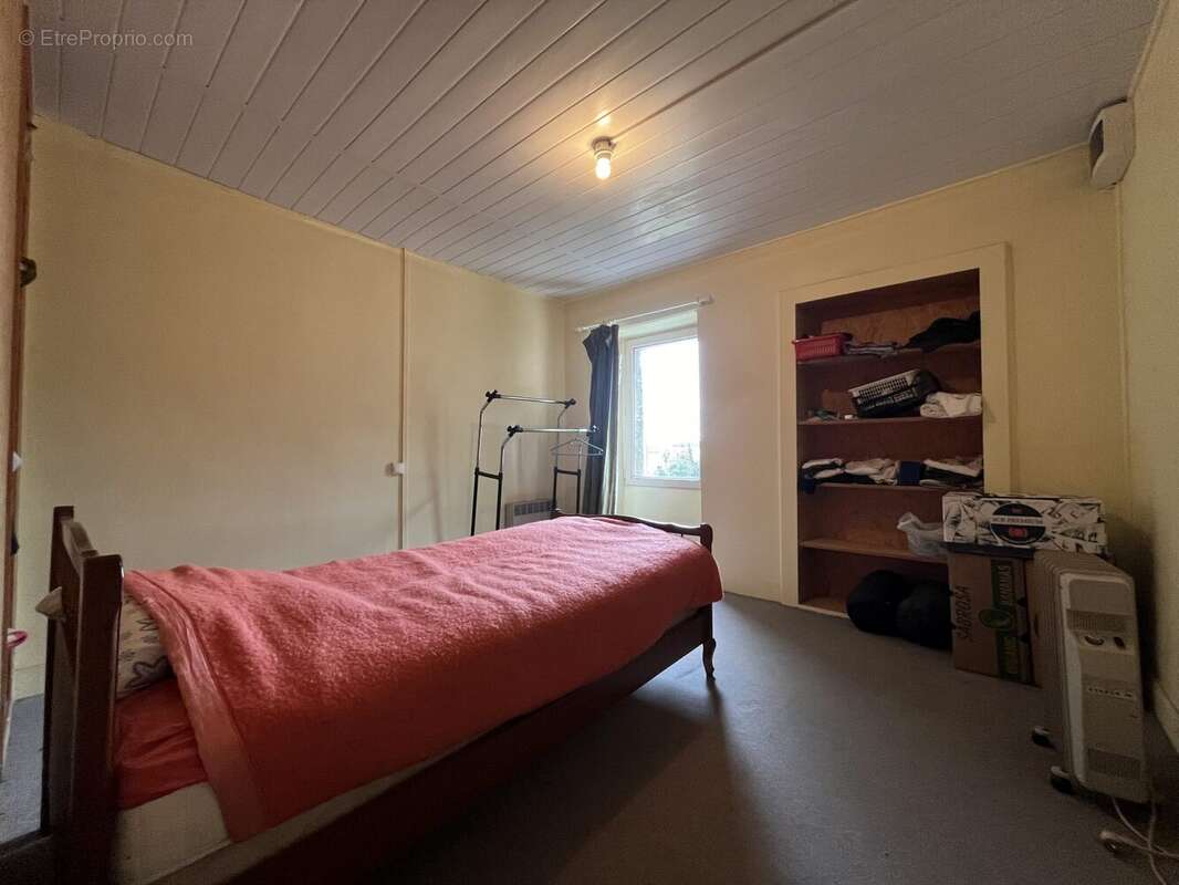 Maison à NEANT-SUR-YVEL