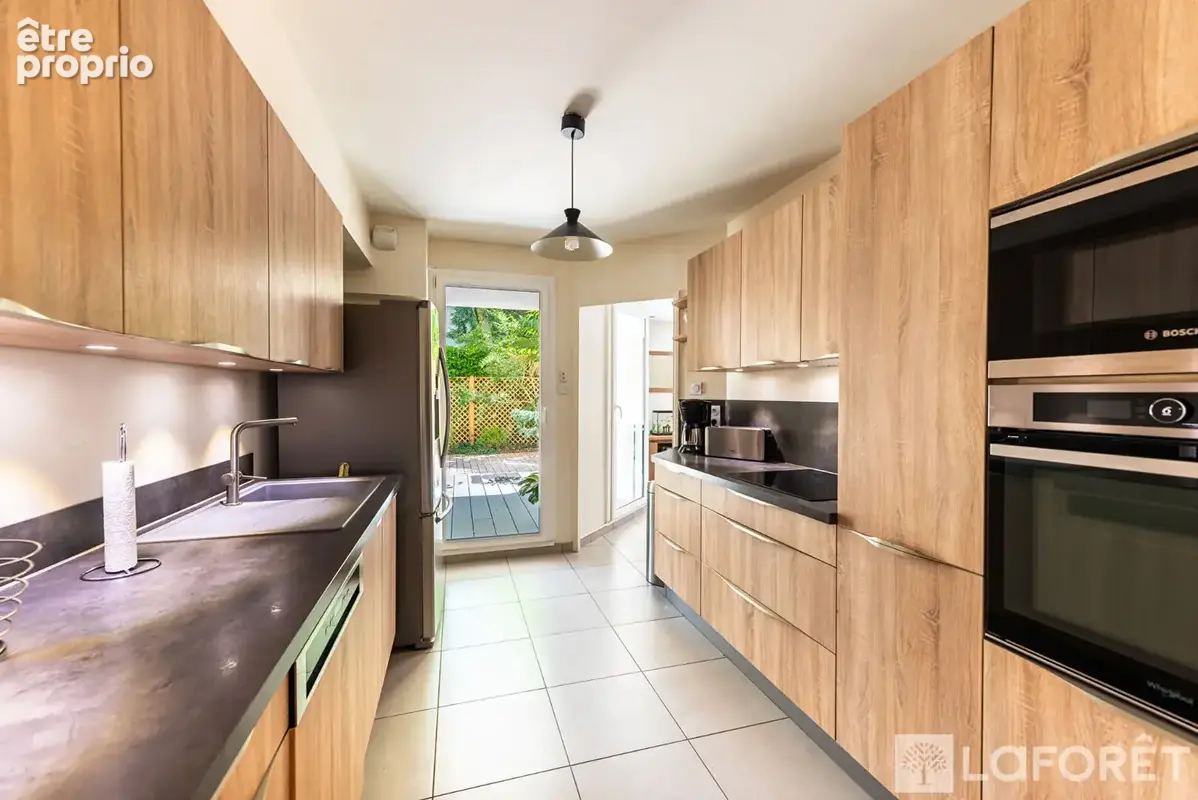 Appartement en rez-de-jardin de 157 m2 - métro Cuire - photo 4